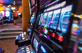 Dealer profesional 777slot membimbing pemain melalui sesi M-World Championship dengan studio produksi berkualitas tinggi